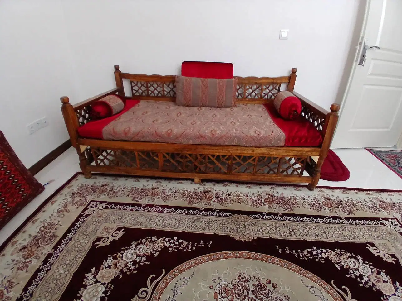 تخت سنتی|تخت و سرویس خواب|شهمیرزاد, |دیوار