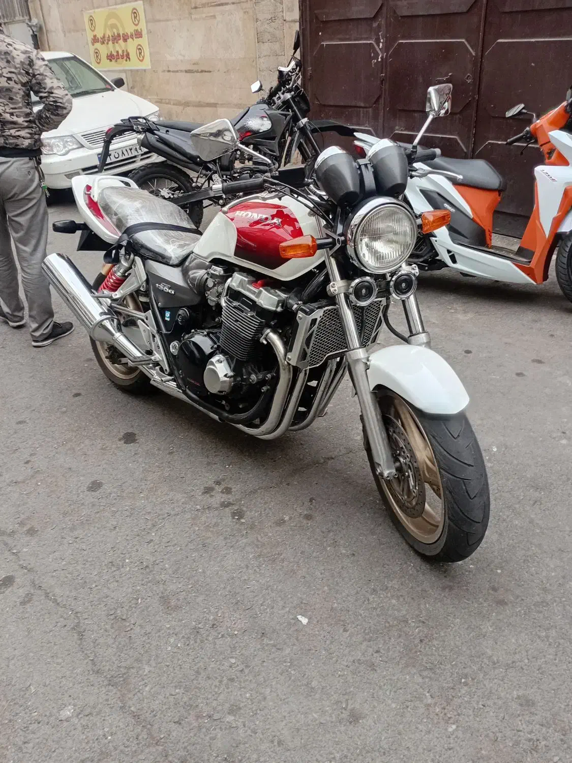 موتور سنگین سی بی ۱۳۰۰مدل ۲۰۰۲ درحد انجین مشکی|موتورسیکلت|تهران, علم و صنعت|دیوار