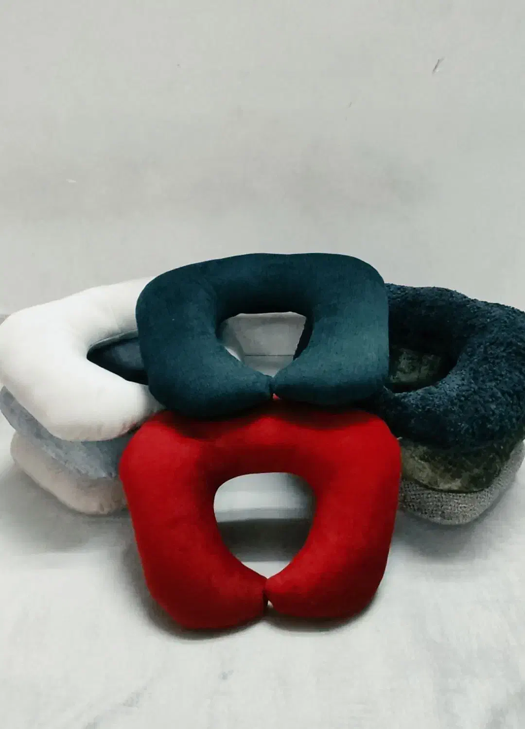 بالش گردنی|رختخواب، بالش، پتو|قم, طلاب غیر ایرانی|دیوار