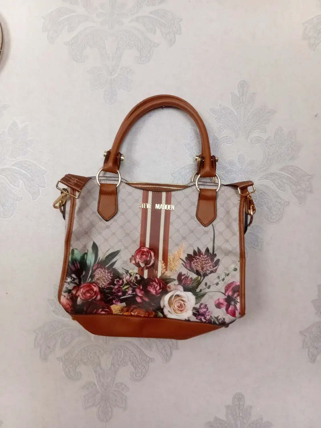 دوعدد کیف|کیف، کفش، کمربند|شیراز, تندگویان|دیوار