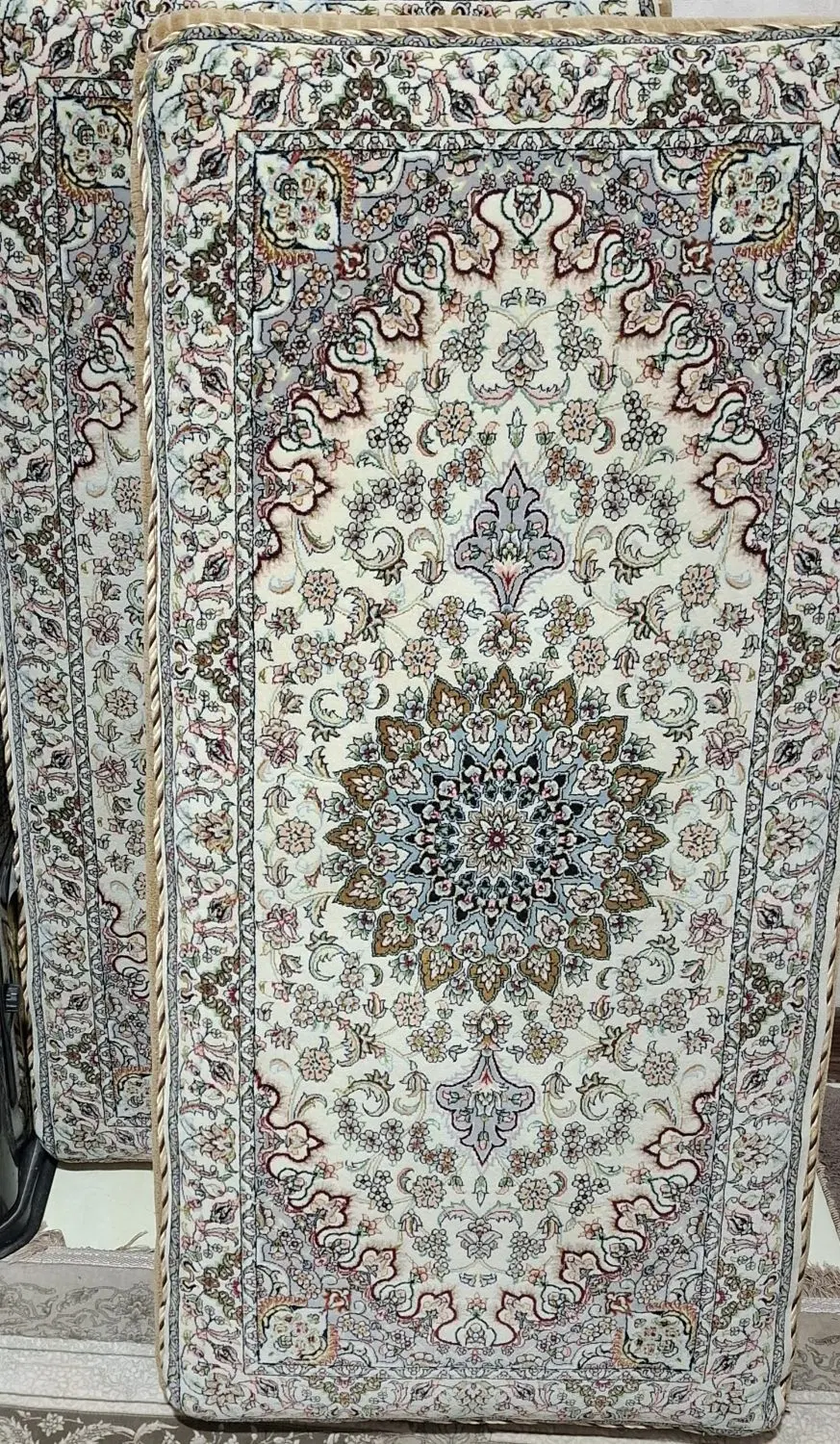 پشتی|پشتی|قم, چهل درخت‎|دیوار