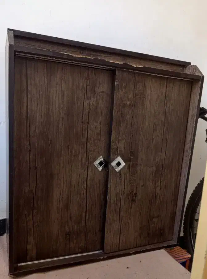 جاکفشی|جاکفشی، کمد، دراور|صحنه, |دیوار