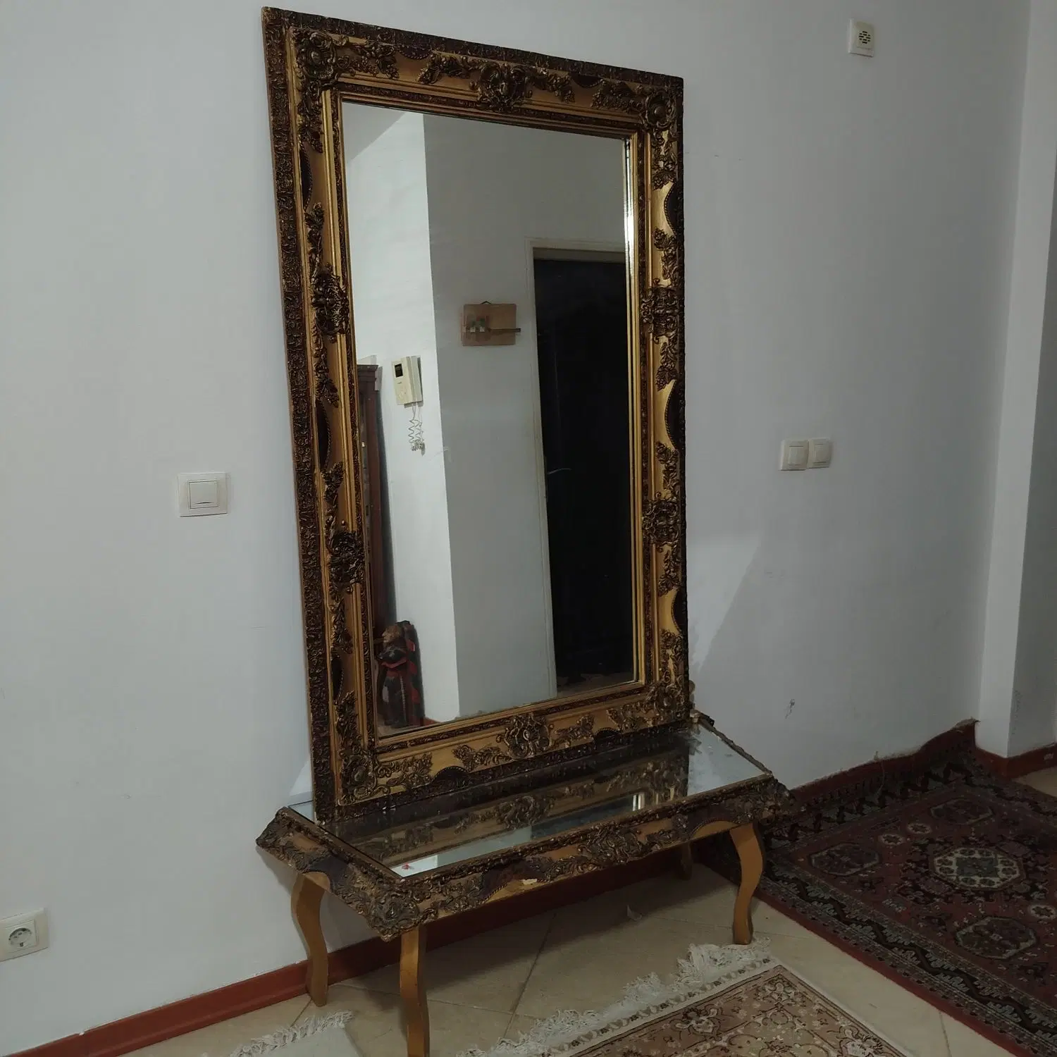 آینه|آینه|گلبهار, شهر جدید گلبهار|دیوار