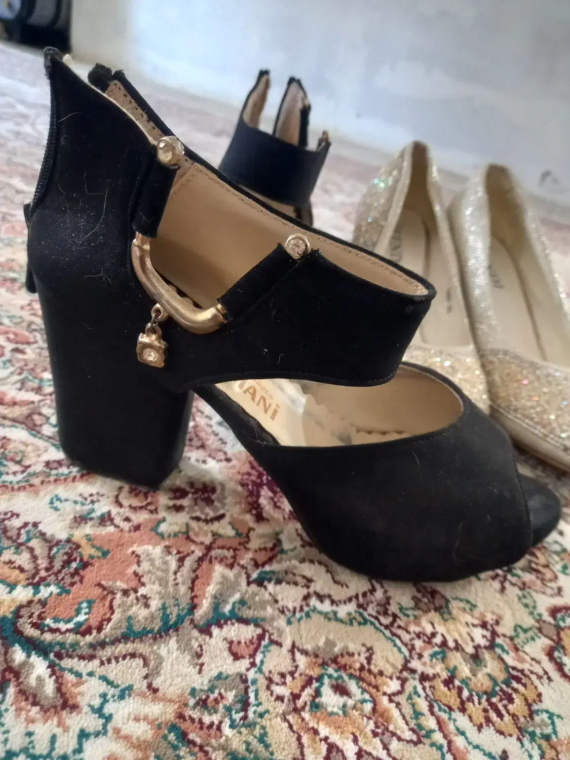 کفش مجلسی|کیف، کفش، کمربند|اسفراین, |دیوار