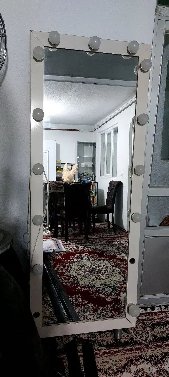 آینه قدی|آینه|بندر انزلی, نیمه شعبان|دیوار
