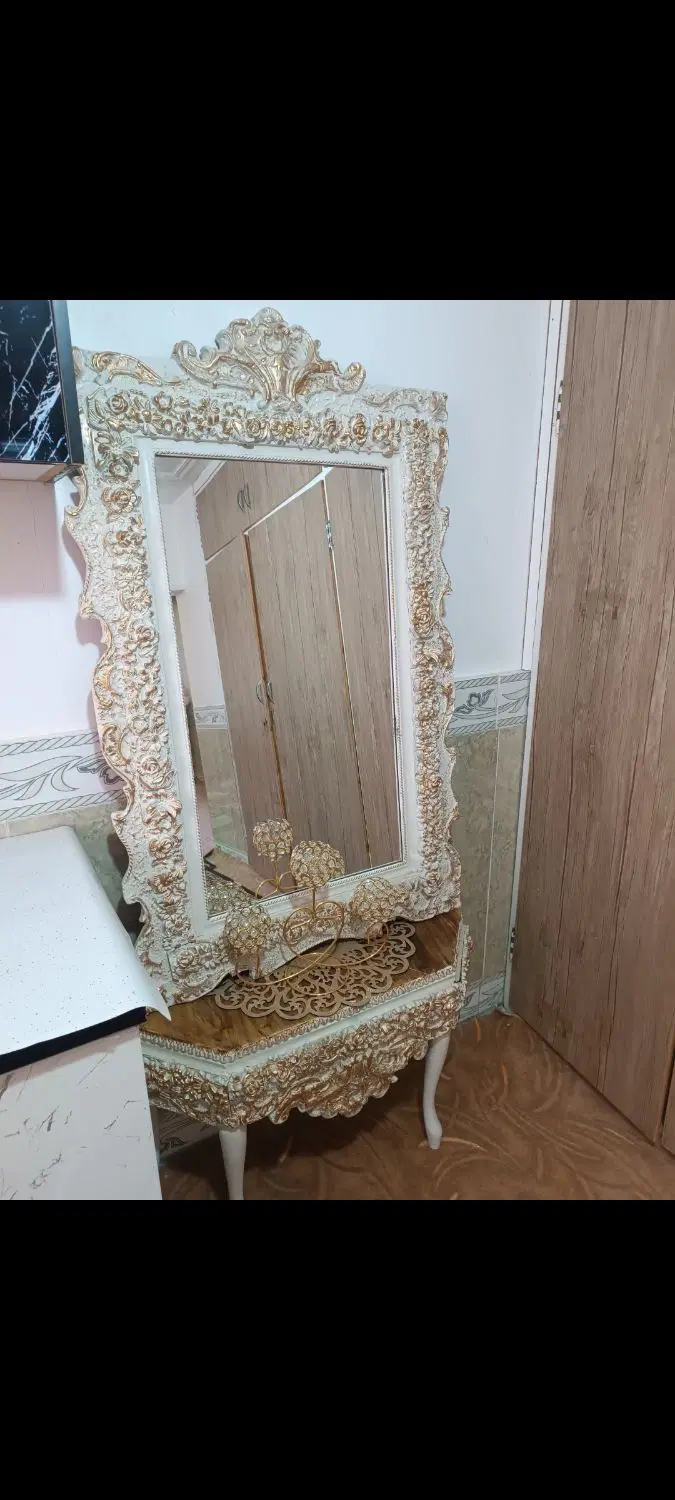 اینه|آینه|رزن, |دیوار