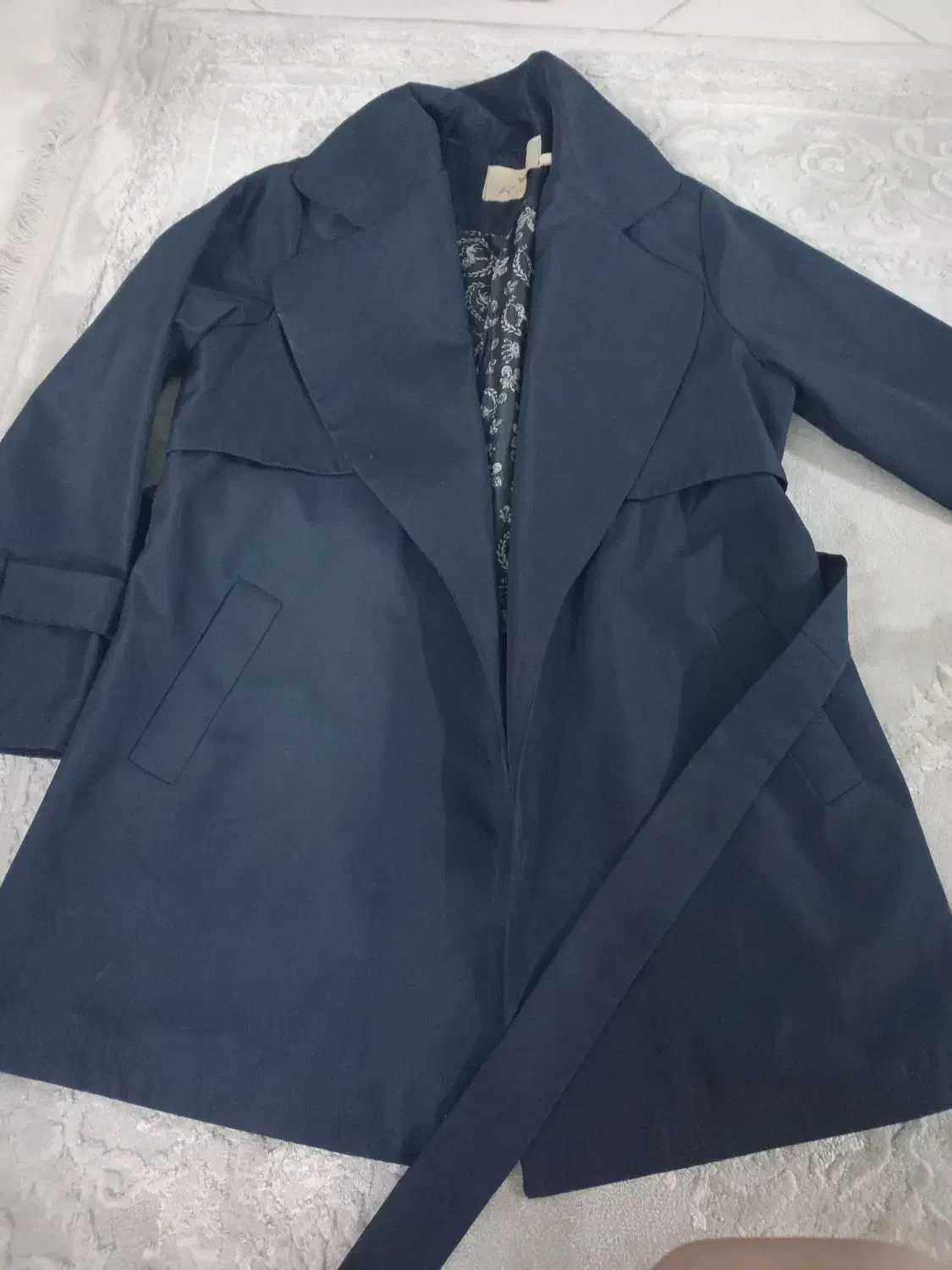 بارونی|لباس|تهران, آسمان|دیوار