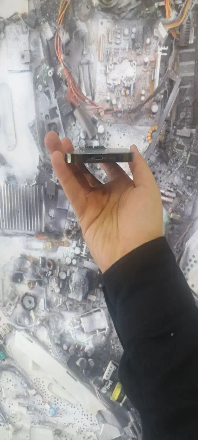 ایفون ۱۳پرو ۱۲۸ در حد نو مشکی بدون تعمیر|موبایل|اصفهان, مفتح|دیوار