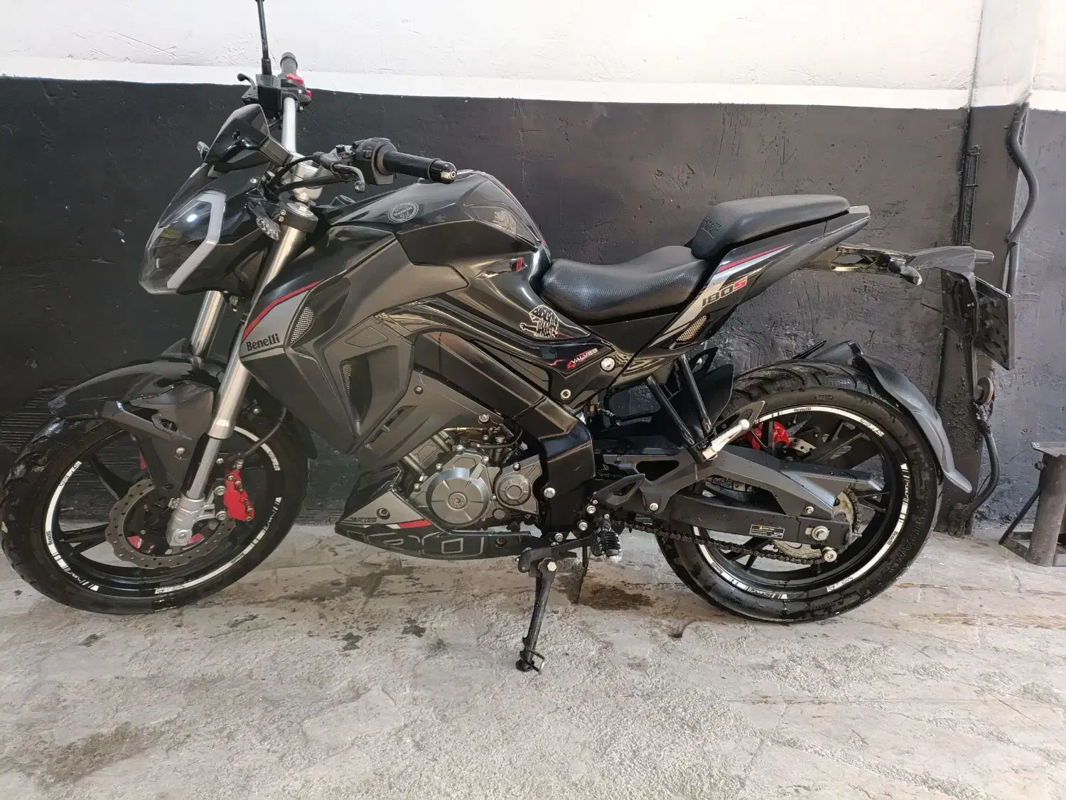 بنلی|موتورسیکلت|قدس, شهر‌قدس|دیوار