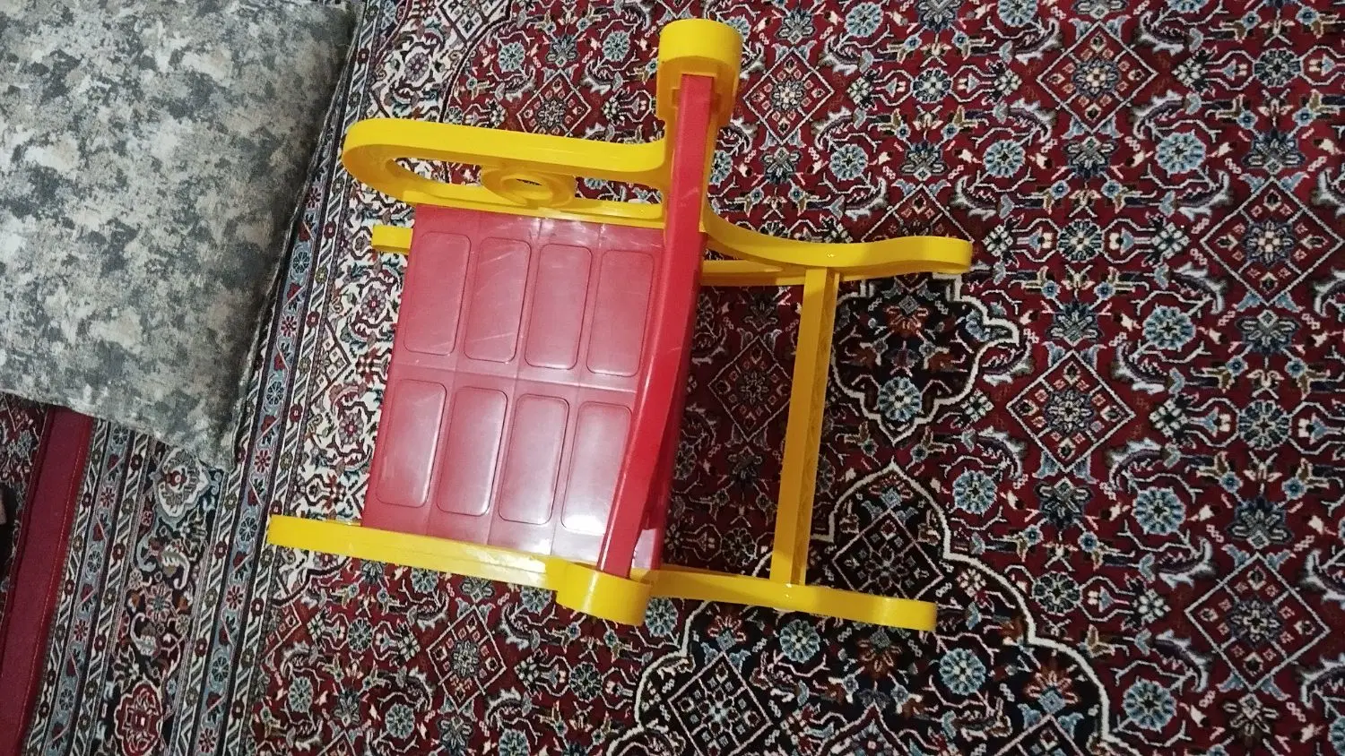 اشیاء|تخت و صندلی بچه|سبزوار, طبرسی (جعفرآباد)|دیوار