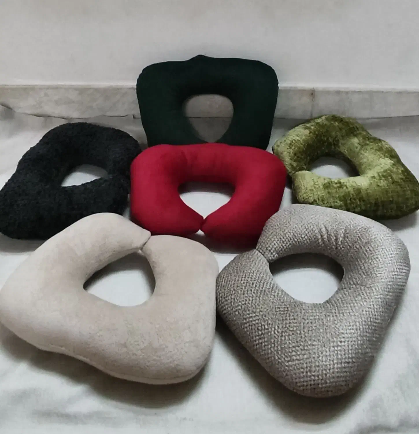 بالش گردنی|رختخواب، بالش، پتو|قم, طلاب غیر ایرانی|دیوار