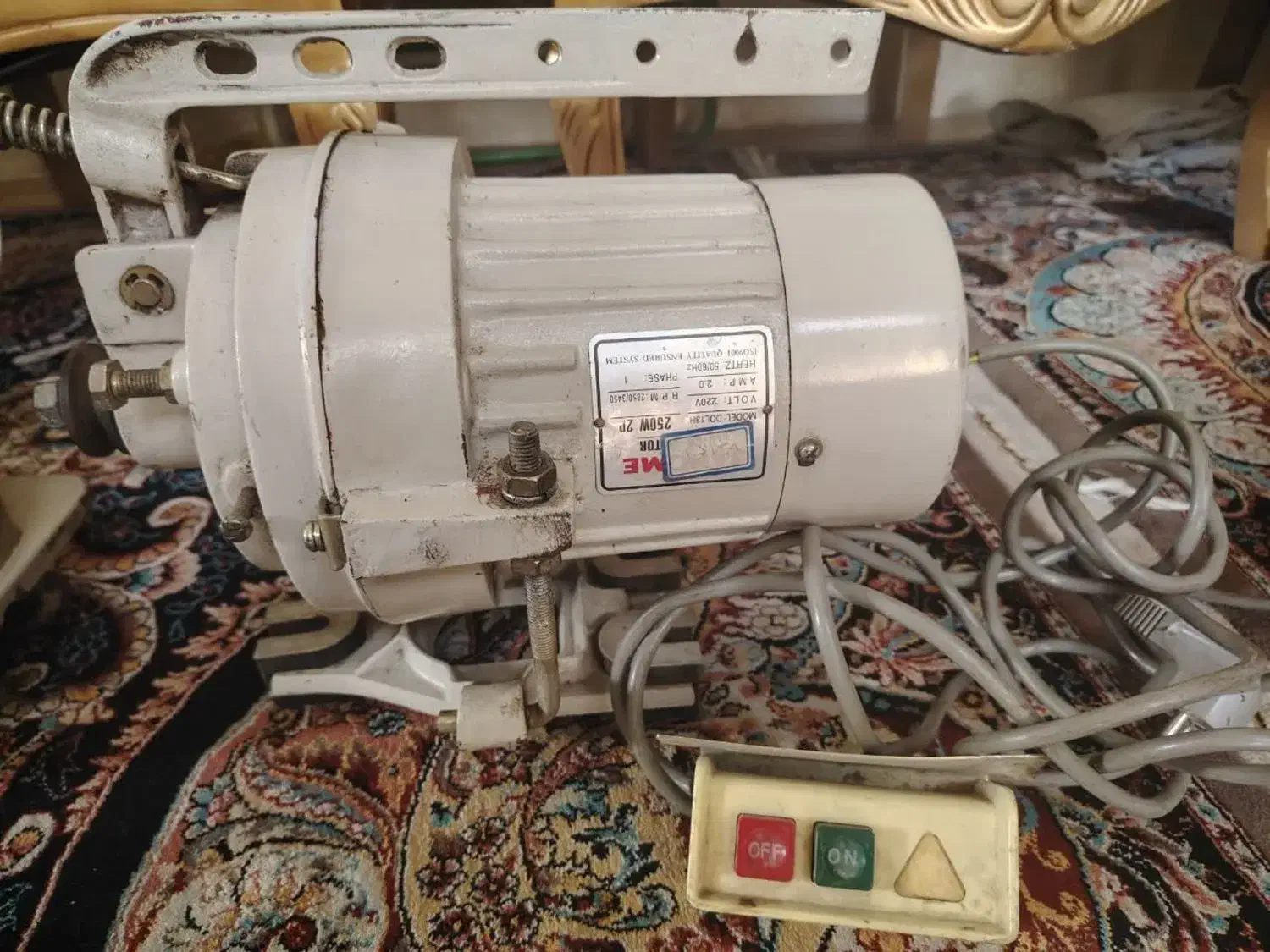 چرخ گلدوزی .|چرخ خیاطی و ریسندگی|مشهد, کارگران|دیوار