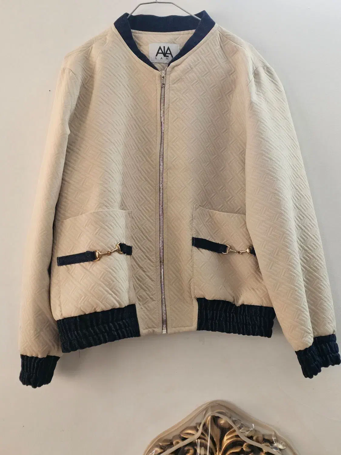 بامبر|لباس|تهران, تسلیحات|دیوار