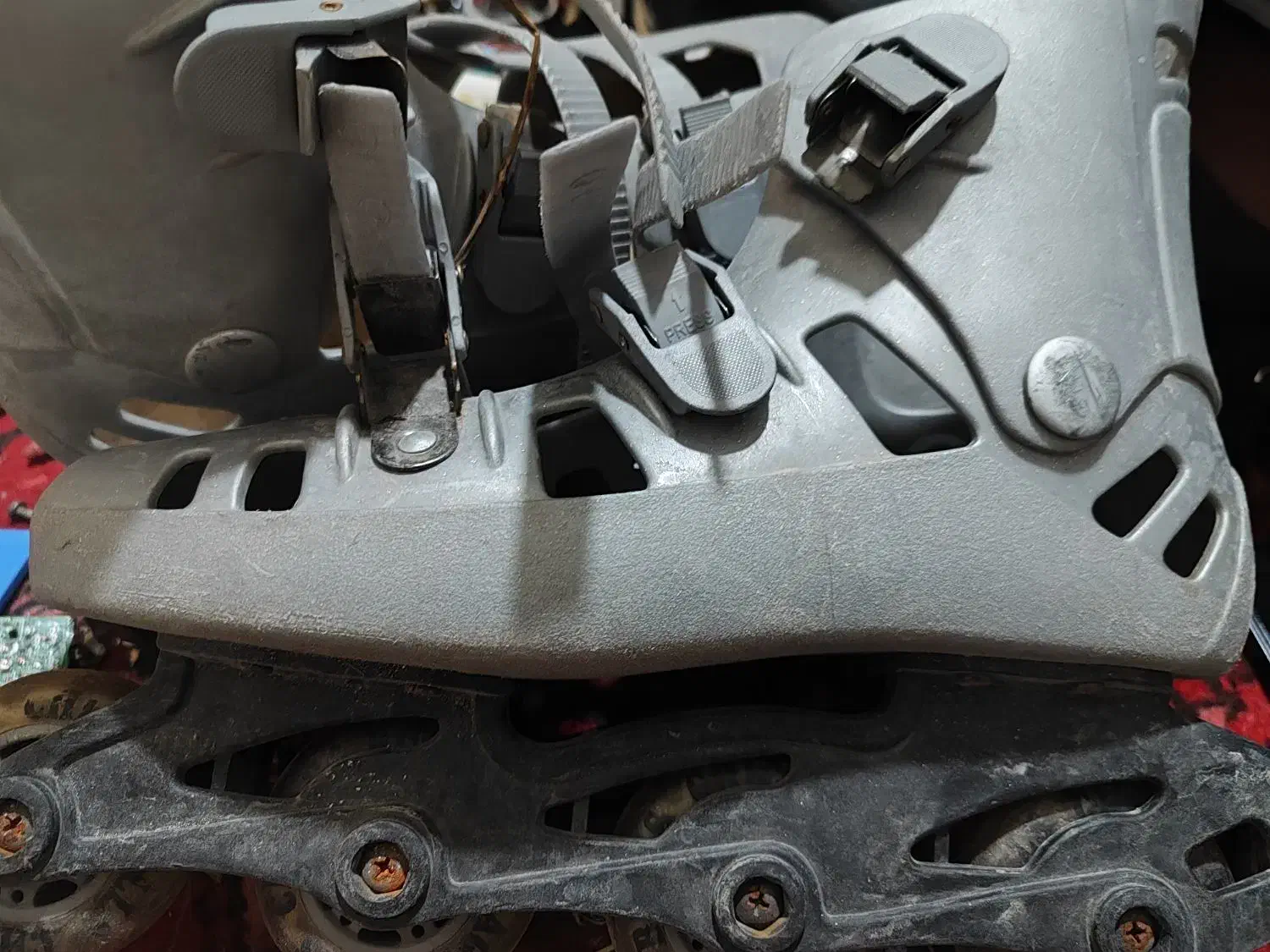 یک جفت اسکیت|دوچرخه، اسکیت، اسکوتر|کرج, حسین آباد (اکبر آباد)|دیوار