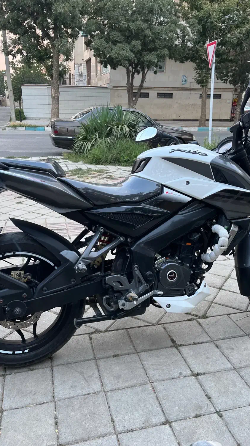 Ns۲۰۰|موتورسیکلت|همدان, |دیوار