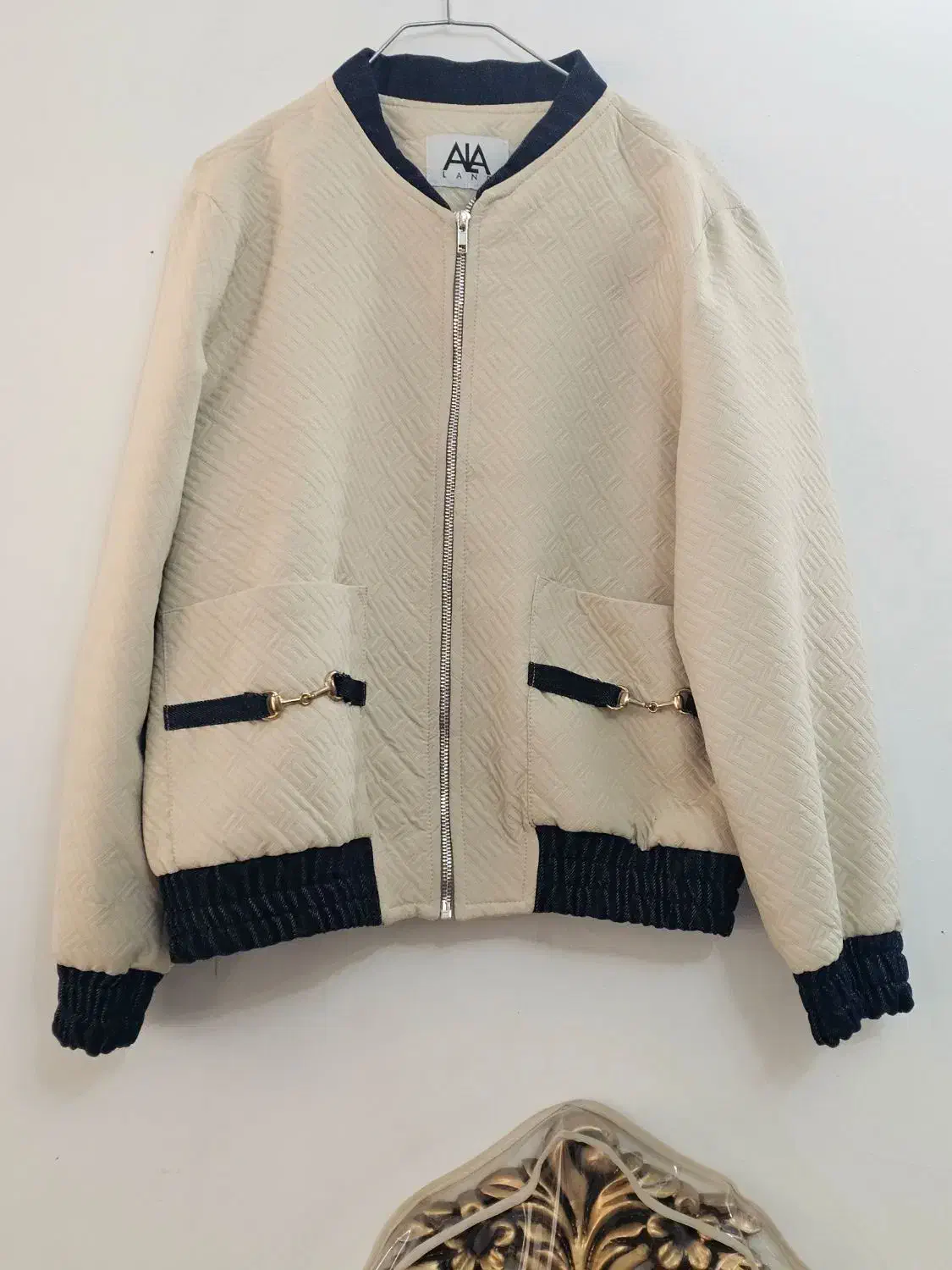 بامبر|لباس|تهران, تسلیحات|دیوار