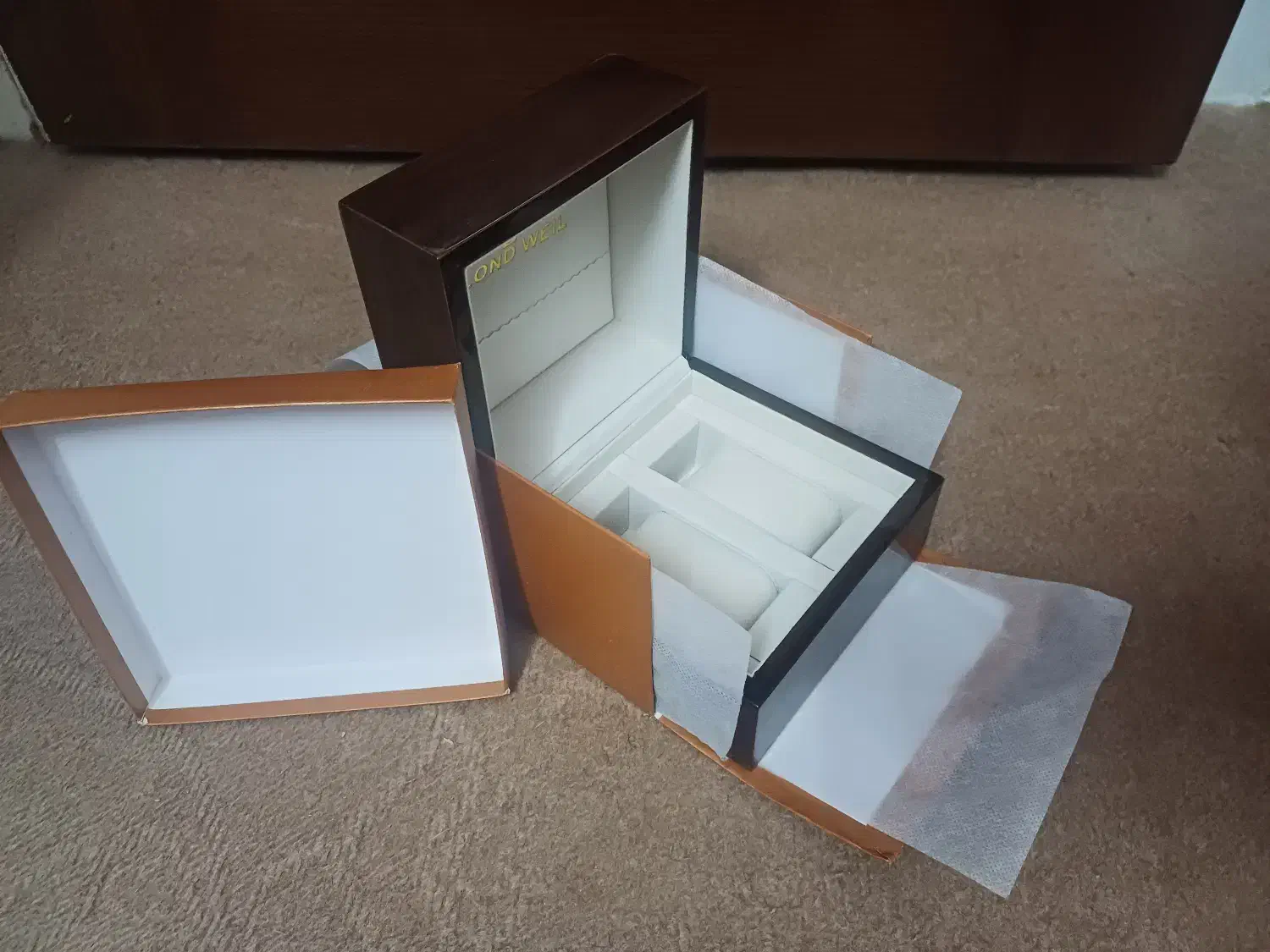 جعبه ساعت|ساعت|قم, هفت تیر|دیوار