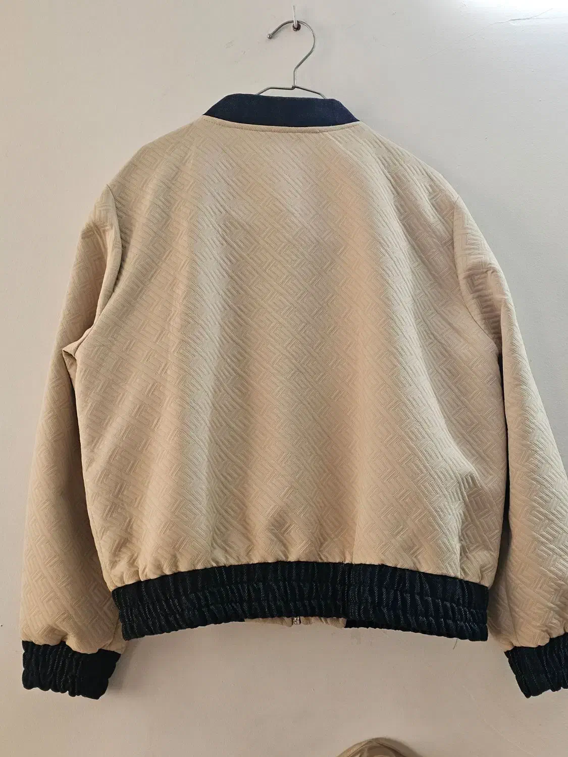 بامبر|لباس|تهران, تسلیحات|دیوار