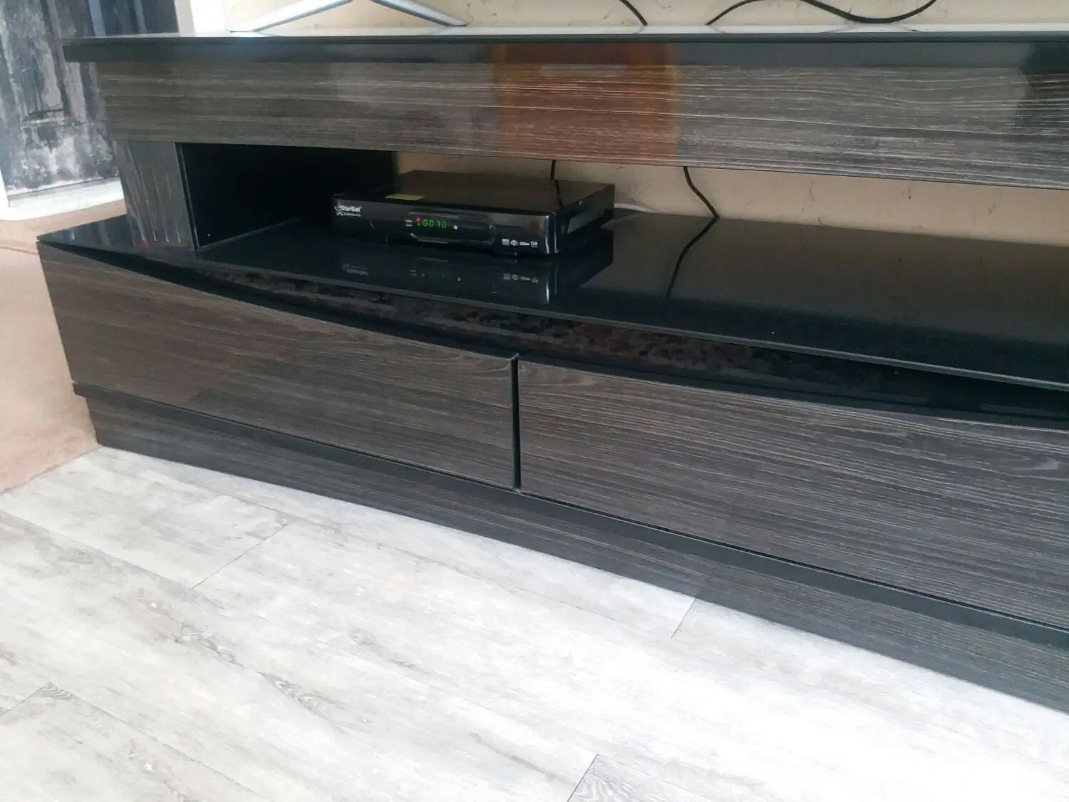 میزTV|میز تلویزیون|صدرا-فارس, فاز ۱|دیوار