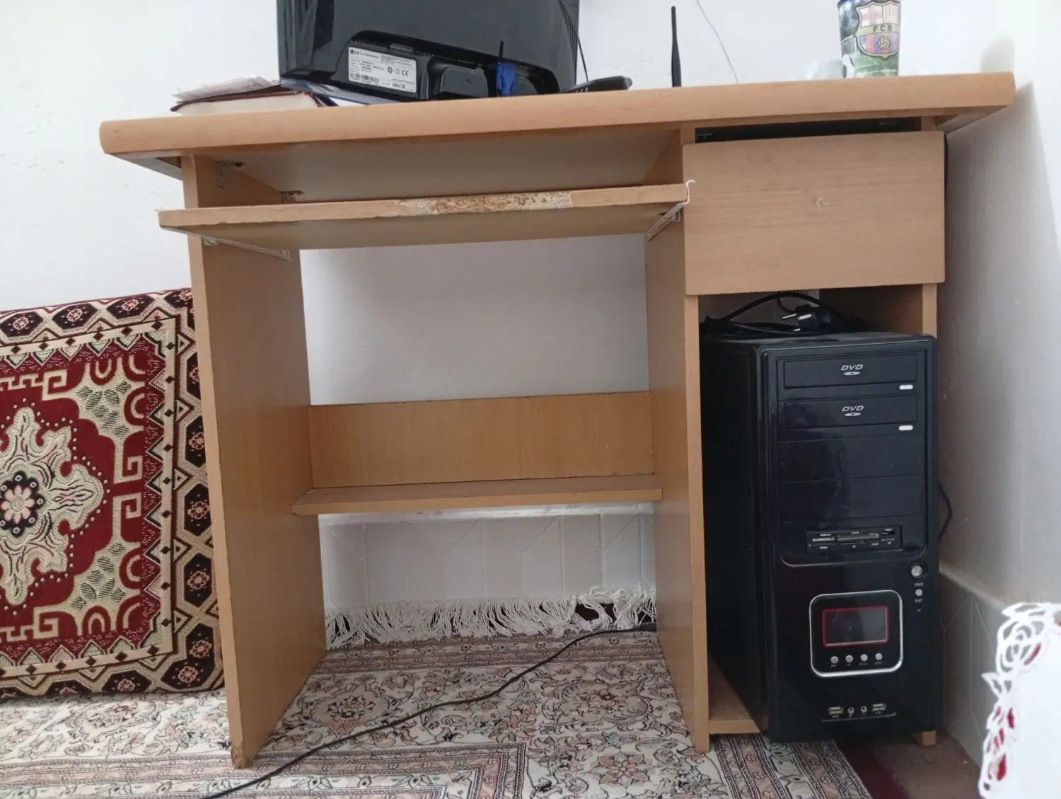 میز|میز تحریر و کامپیوتر|گزیک, |دیوار