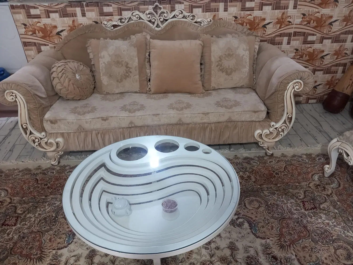 مبل|مبلمان خانگی و میز عسلی|صحنه, |دیوار