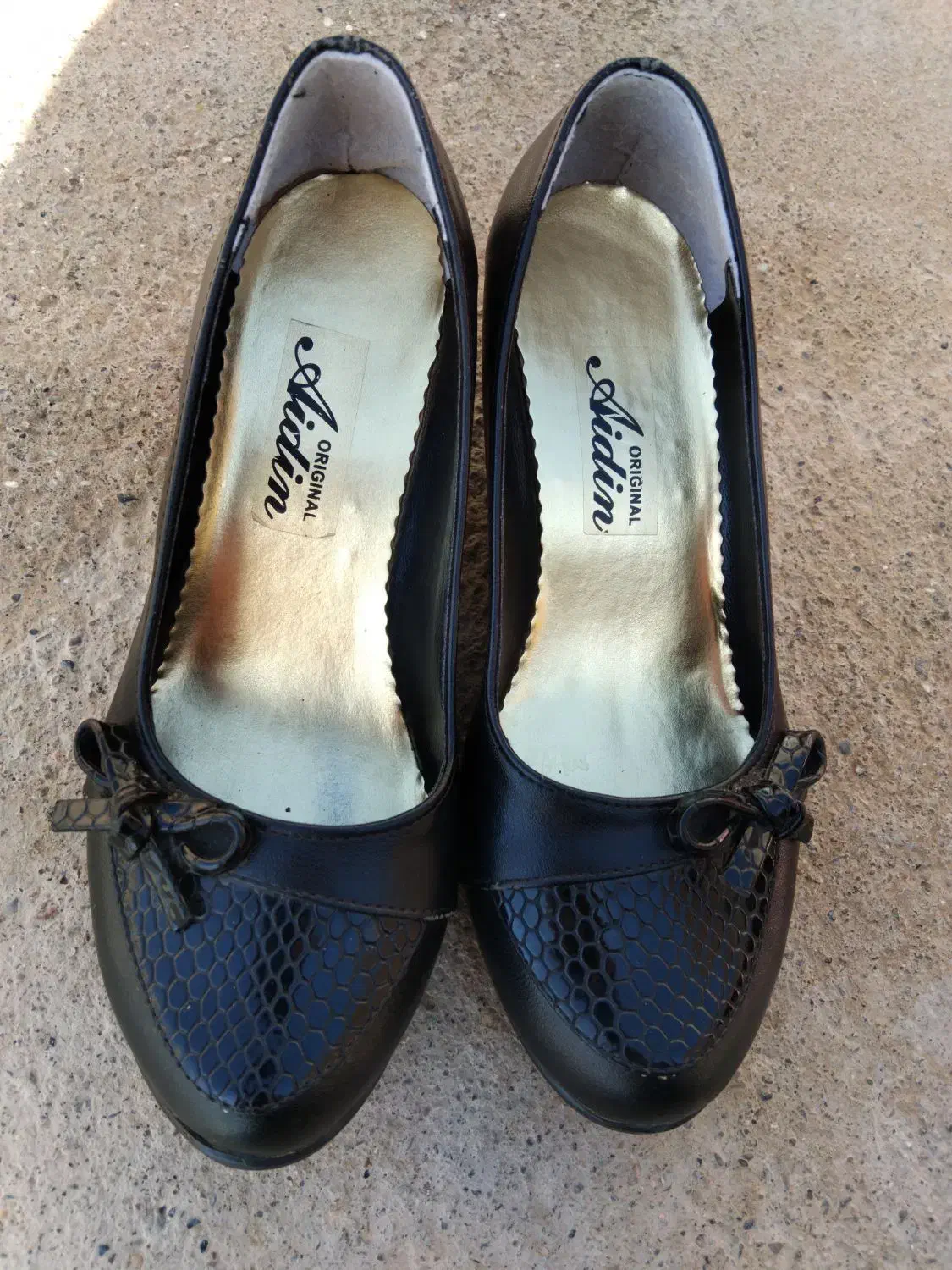 کفش|کیف، کفش، کمربند|نیمروز, |دیوار