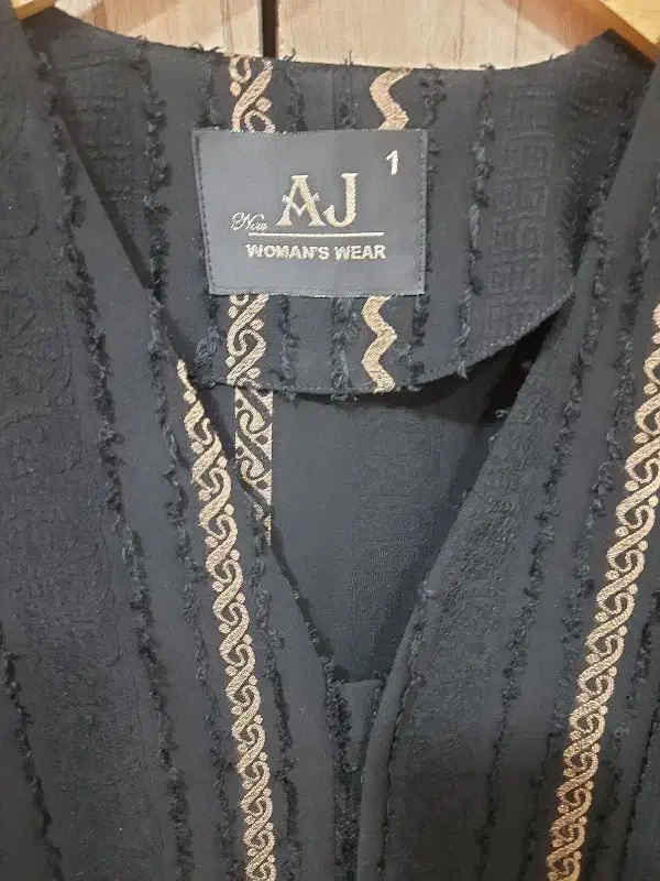 مانتو|لباس|بهارستان, |دیوار