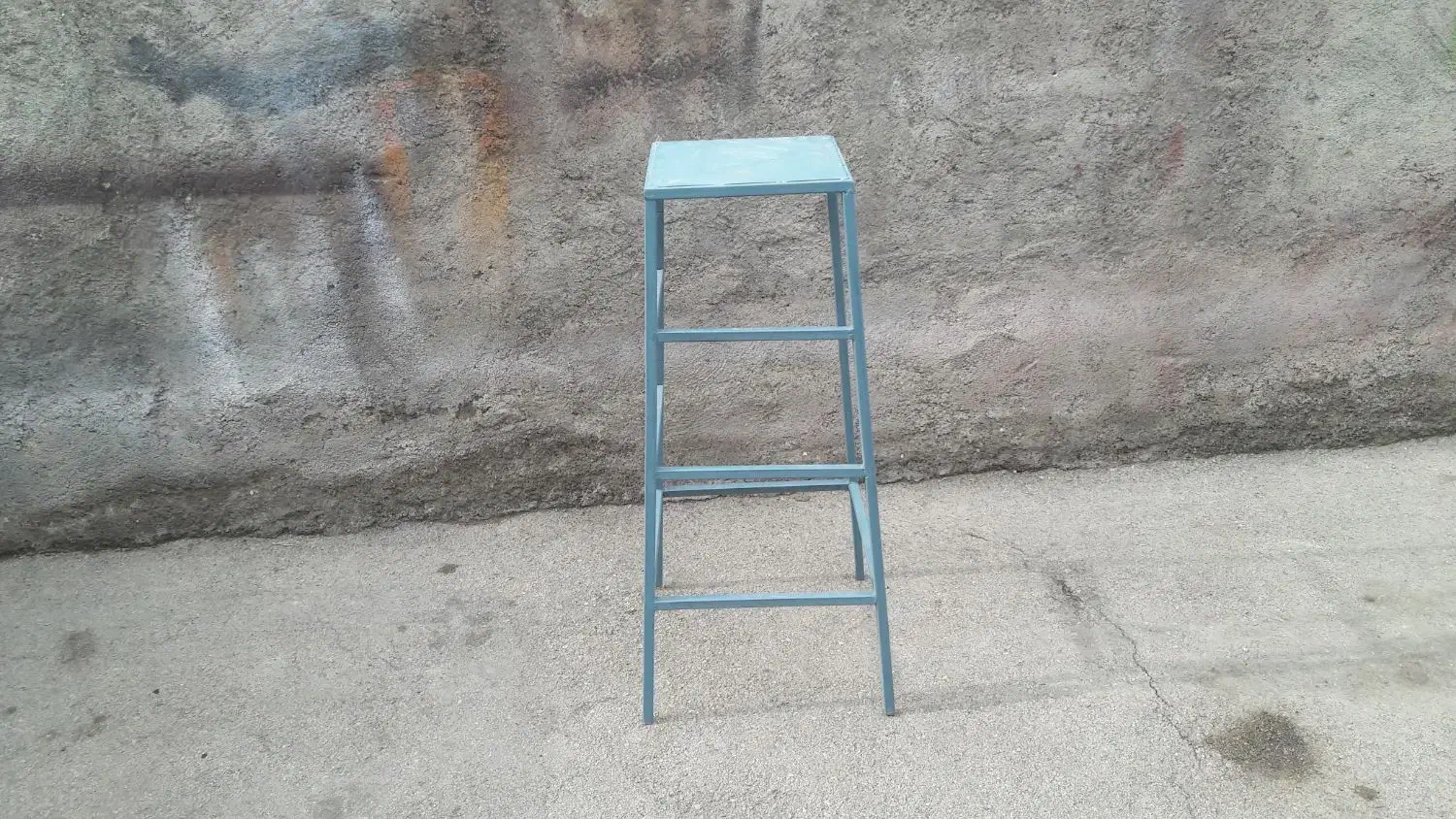 چهار پایه|صندلی و نیمکت|نمین, |دیوار