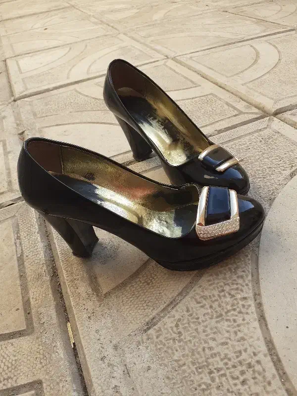 کفش مجلسی|کیف، کفش، کمربند|نیشابور, مازول|دیوار