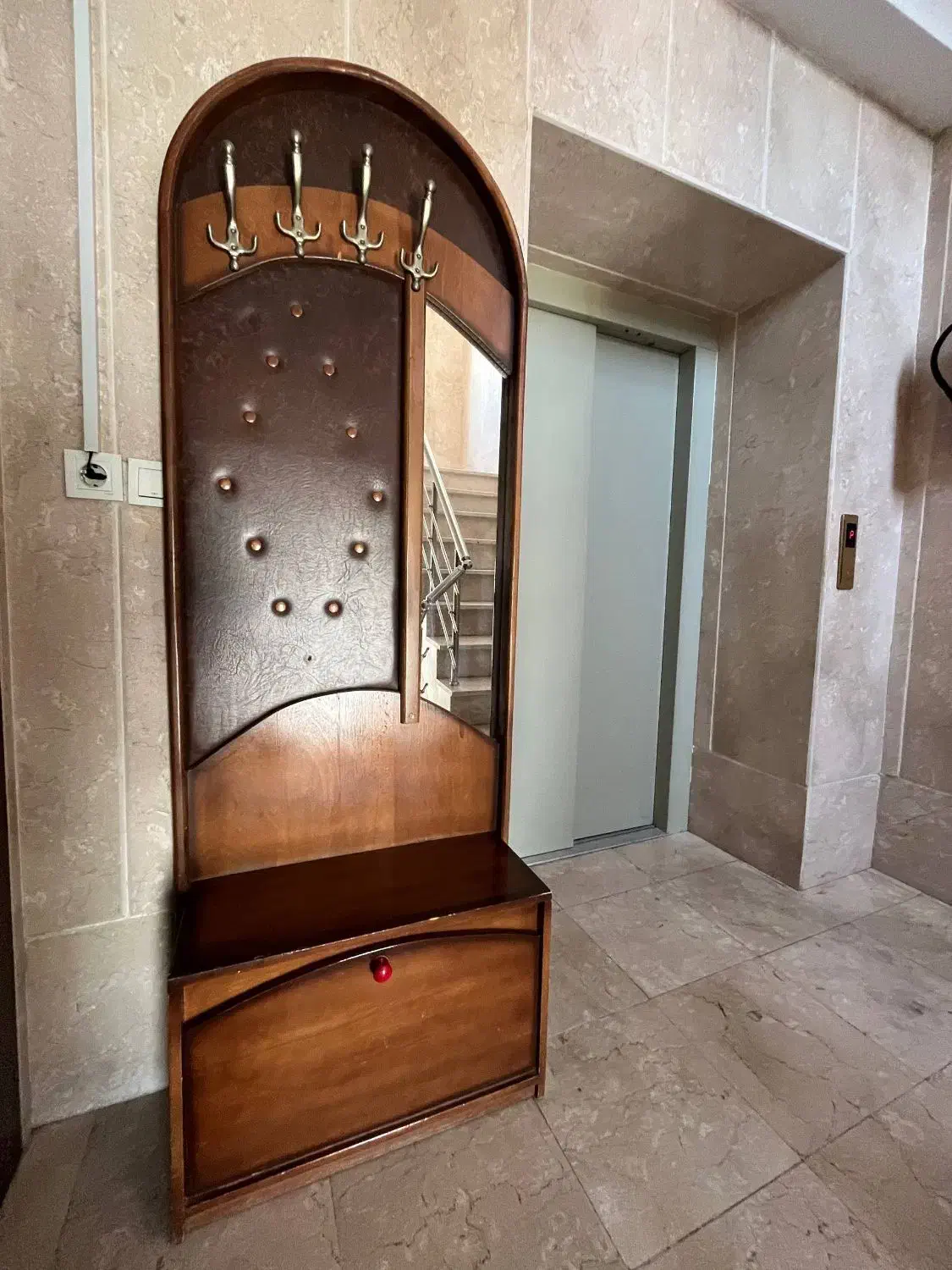 جاکفشی|جاکفشی، کمد، دراور|اسلام‌شهر, باغ فیض|دیوار