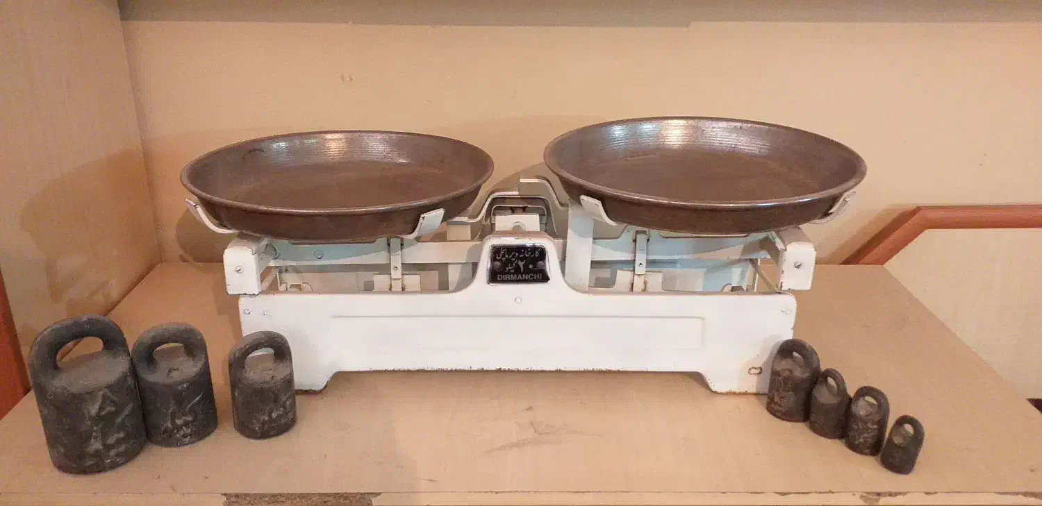 ترازوی دو کفه ای ۲۰ کیلویی عتیقه|کلکسیون اشیاء عتیقه|سمنان, |دیوار