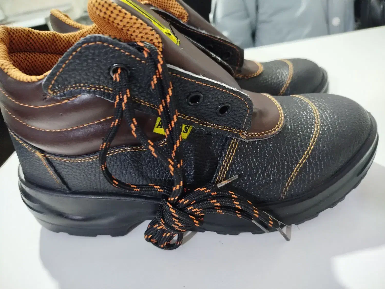 کفش کار|کیف، کفش، کمربند|بجنورد, |دیوار