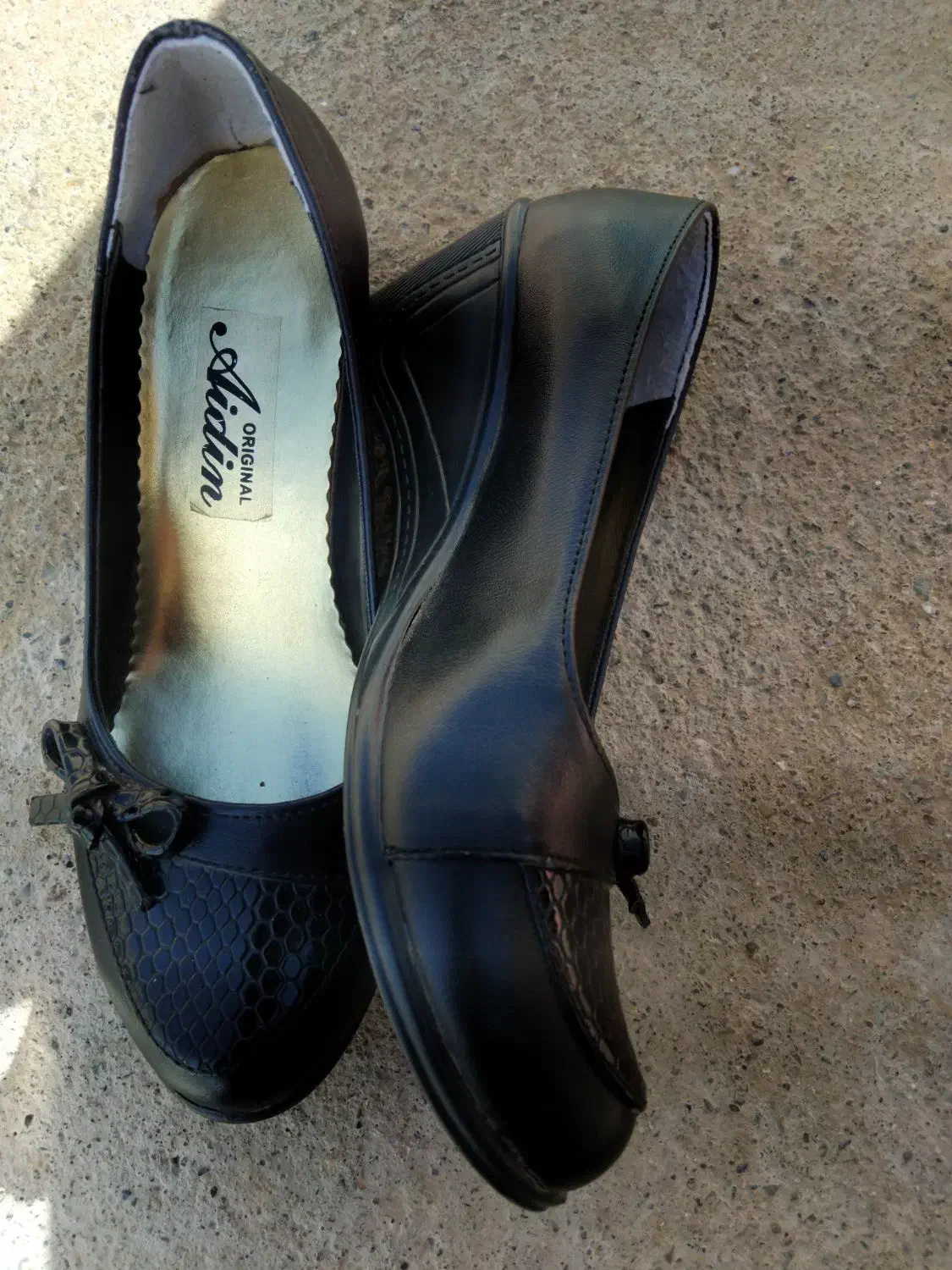 کفش|کیف، کفش، کمربند|نیمروز, |دیوار