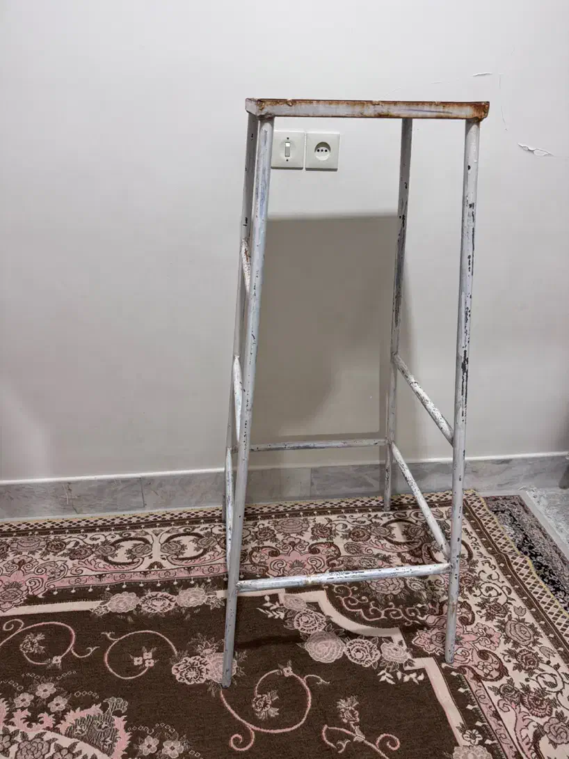 چهارپایه‌ آهنی|صندلی و نیمکت|قم, حنیف نژاد|دیوار