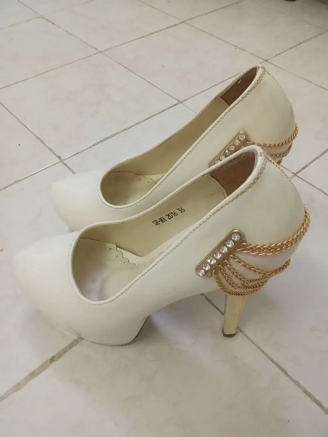 کفش مجلسی|کیف، کفش، کمربند|قم, وادی السلام|دیوار