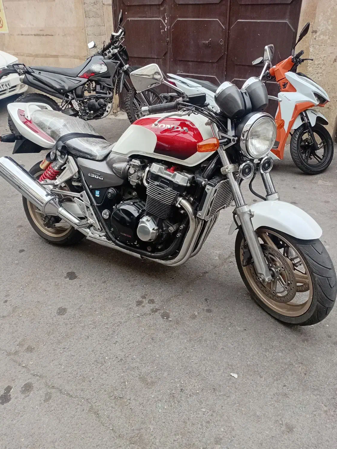 موتور سنگین سی بی ۱۳۰۰مدل ۲۰۰۲ درحد انجین مشکی|موتورسیکلت|تهران, علم و صنعت|دیوار