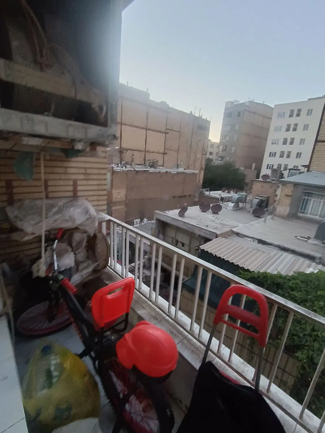 57متری1خواب طبقه2کوچه پهن رو به نمازیر قیمت منطقه - Więcej