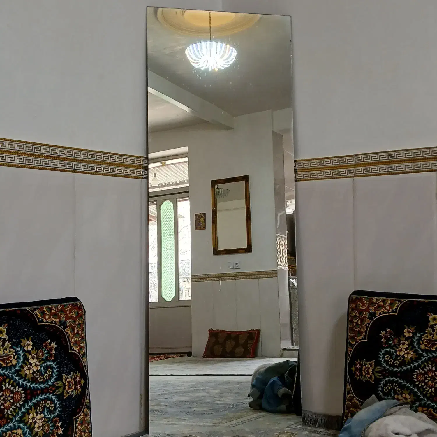 آینه|آینه|صحنه, |دیوار