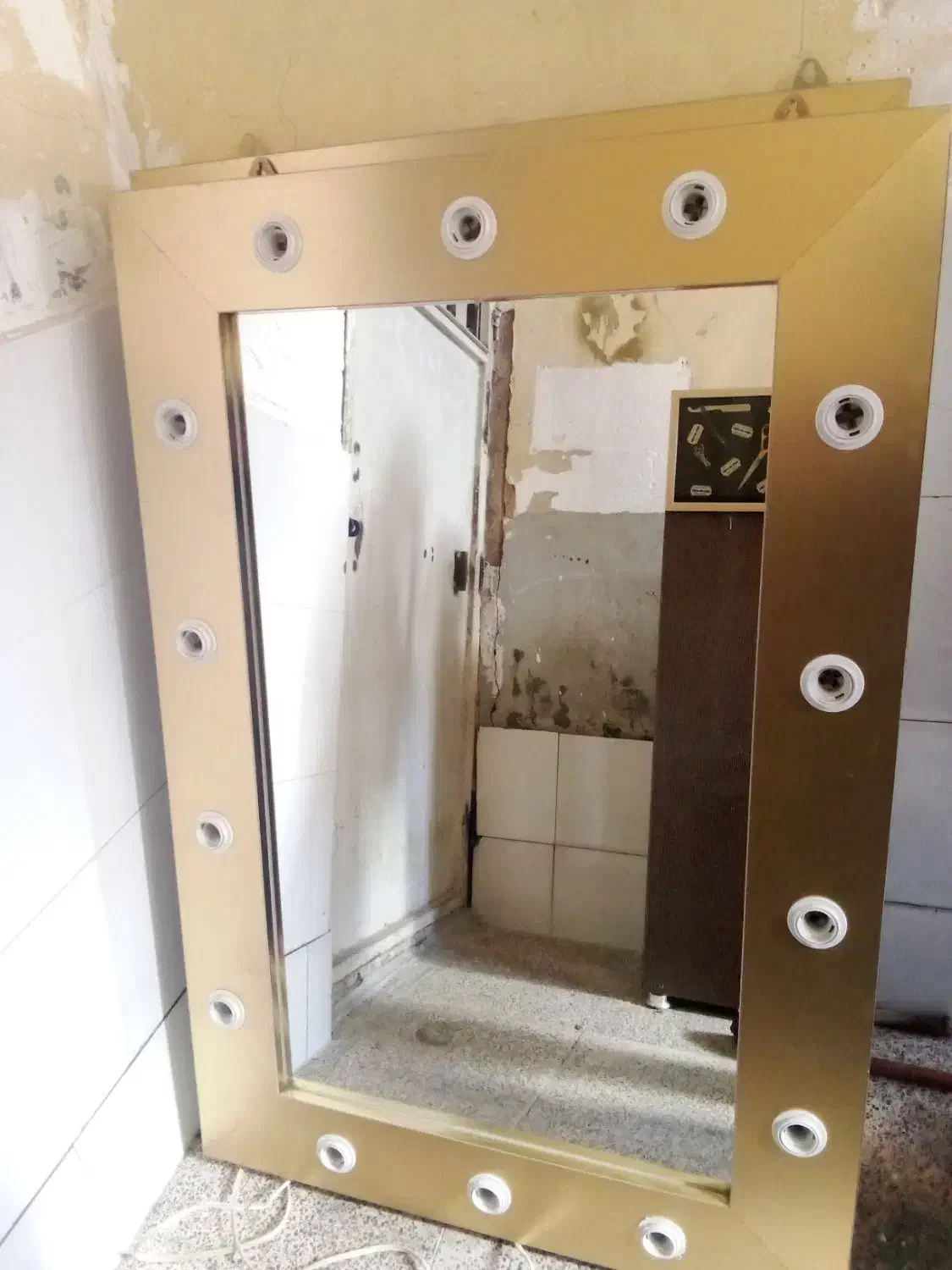 اینه|آرایشگاه و سالن‌های زیبایی|دورود, |دیوار