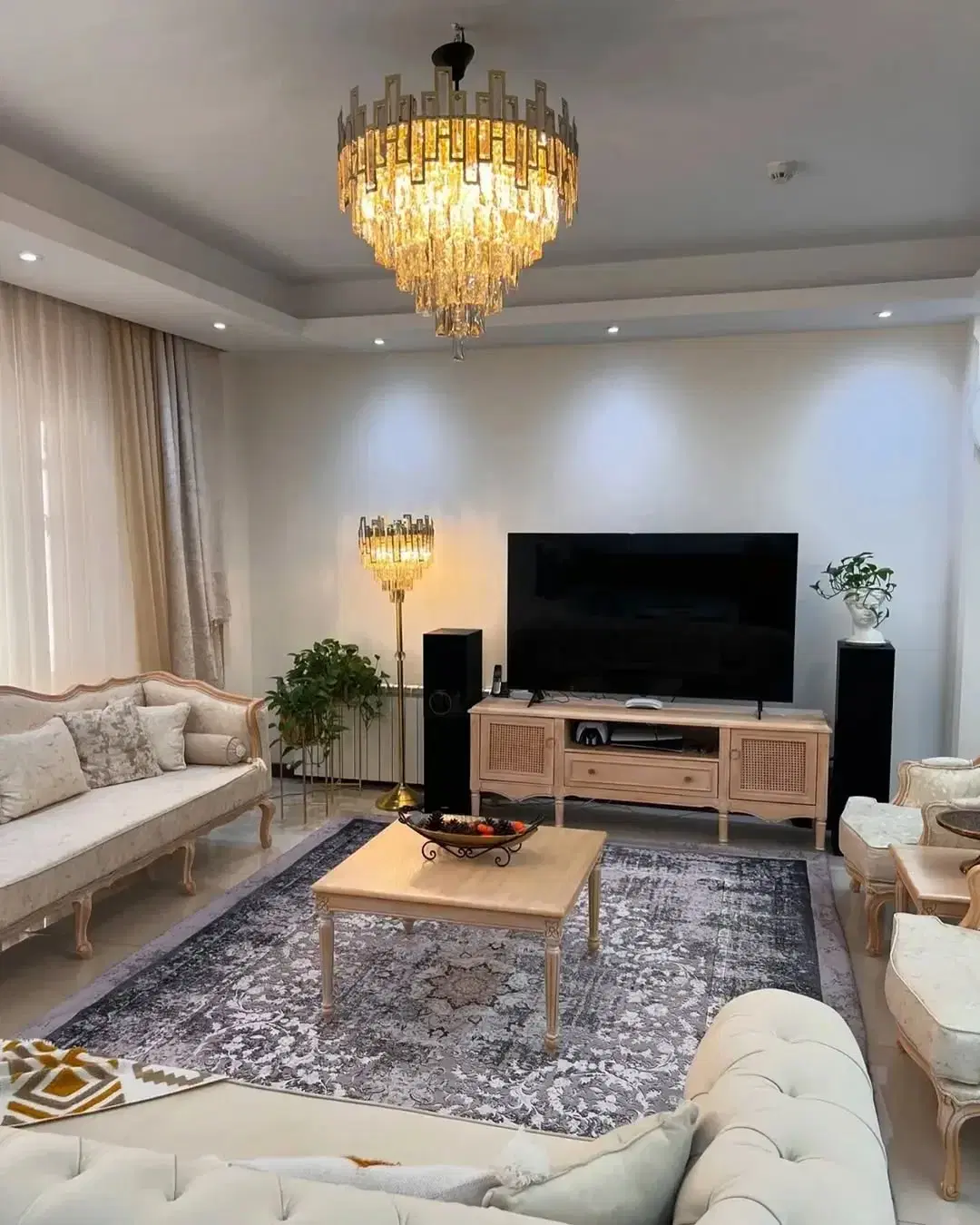 مبل کلاسیک و استیل چوب راش منبت‌کاری دست|مبلمان خانگی و میز عسلی|نیشابور, ده حلاج|دیوار