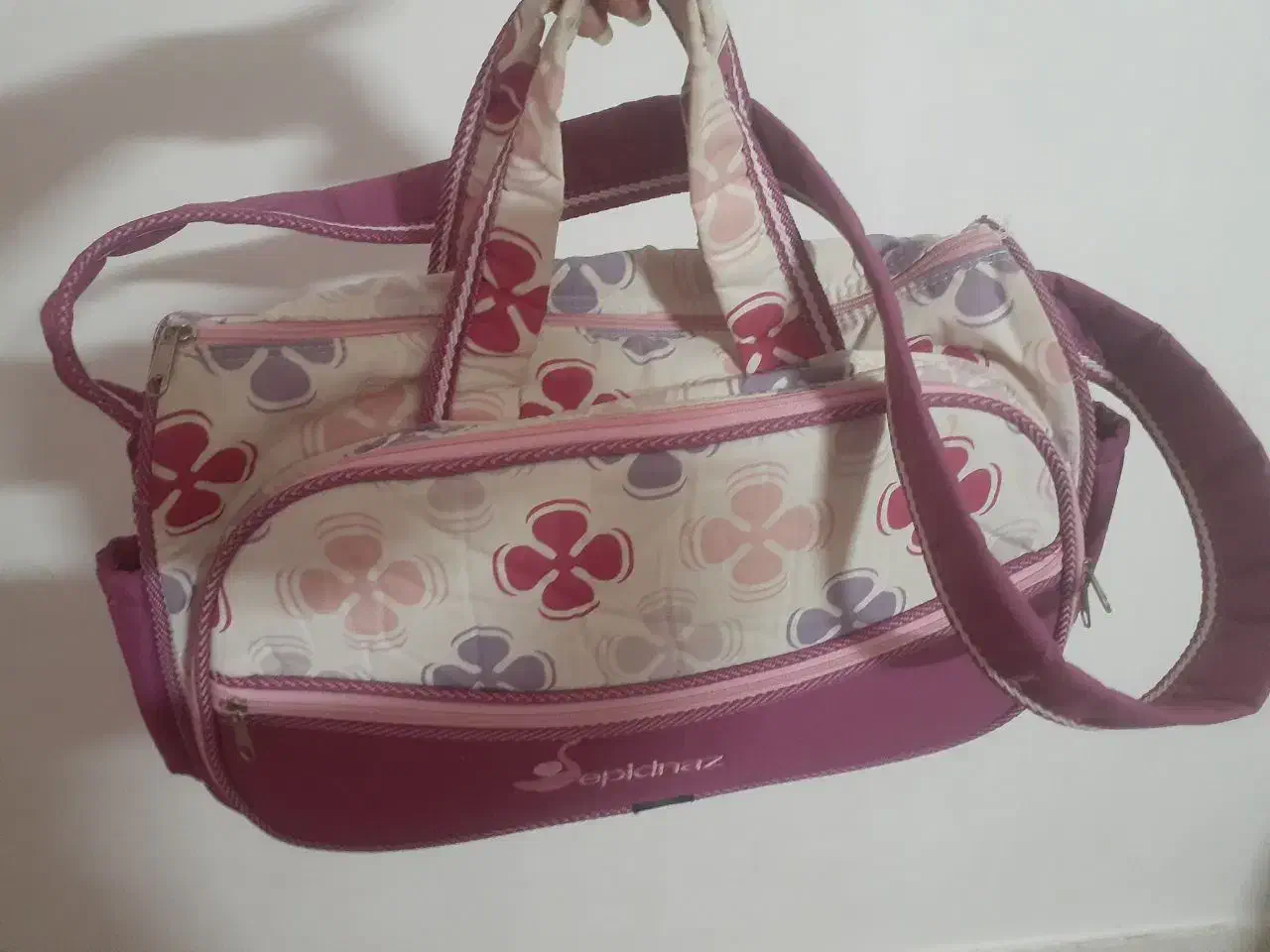 آغوشی|اسباب و اثاث بچه|برخوار, |دیوار