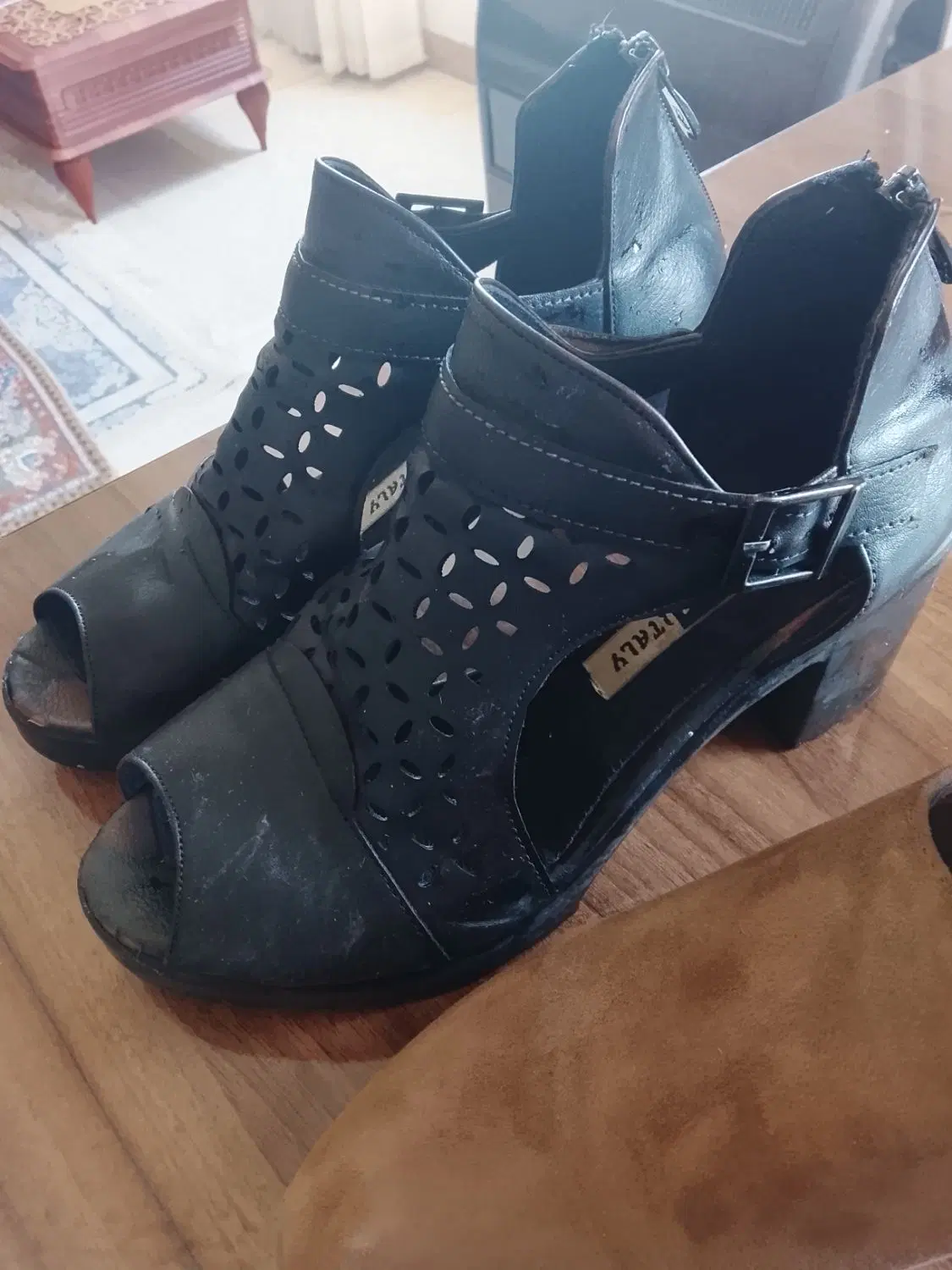 کفش|کیف، کفش، کمربند|خلخال, |دیوار