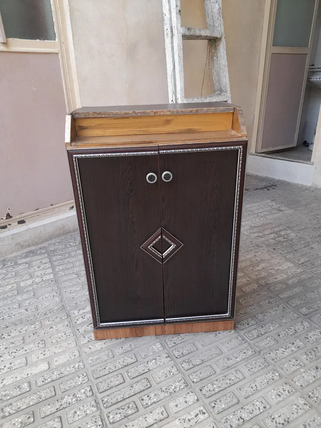 جاکفشی|جاکفشی، کمد، دراور|صحنه, |دیوار