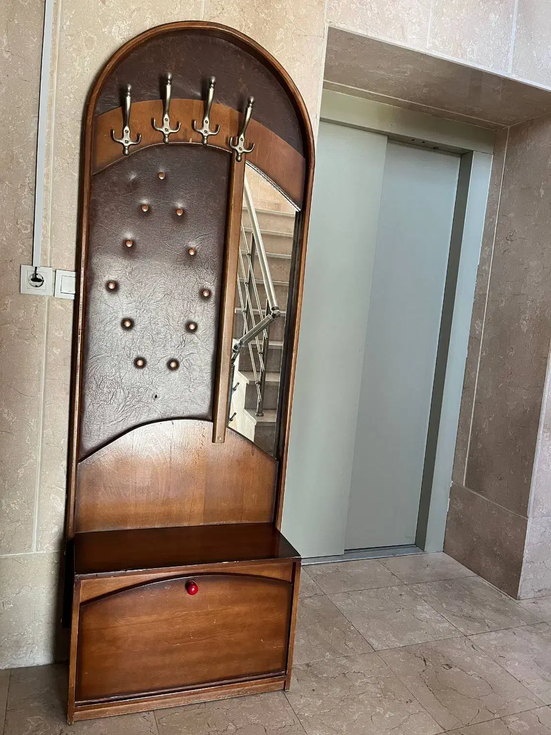 جاکفشی|جاکفشی، کمد، دراور|اسلام‌شهر, باغ فیض|دیوار