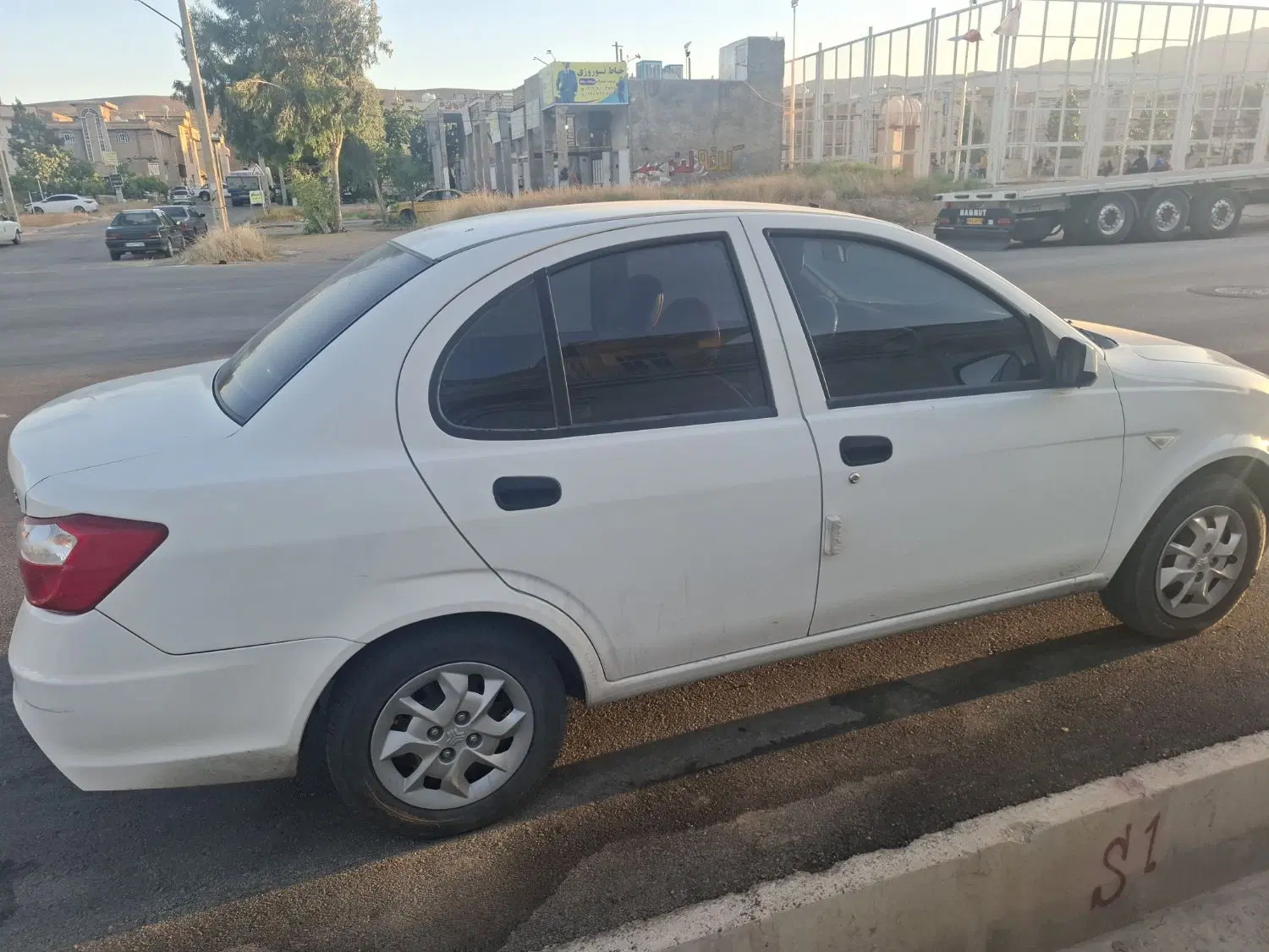 ساینا s 402|خودرو سواری و وانت|شیراز, میانرود|دیوار