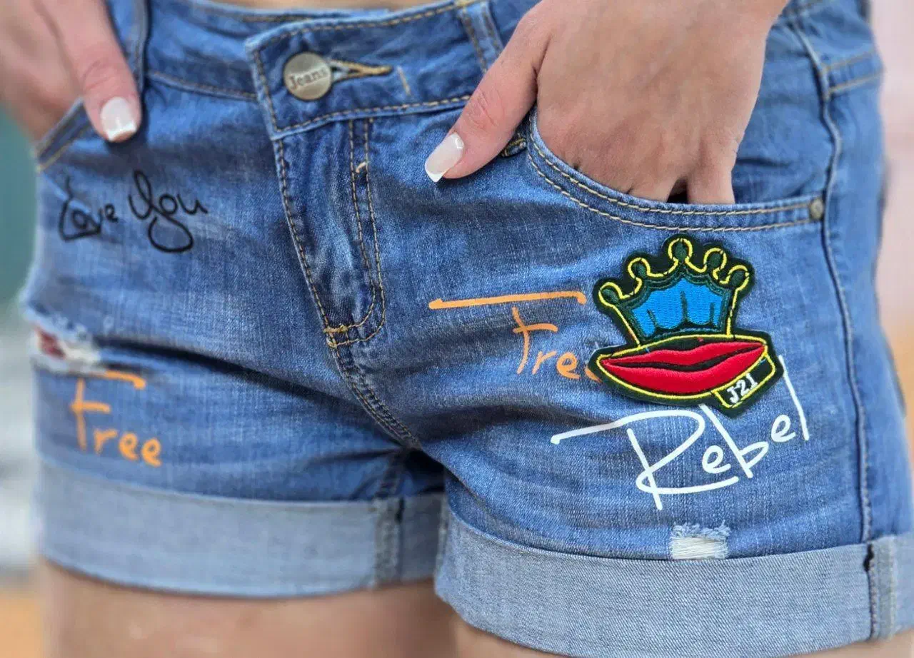 شورتک|لباس|مشهد, مقدم|دیوار