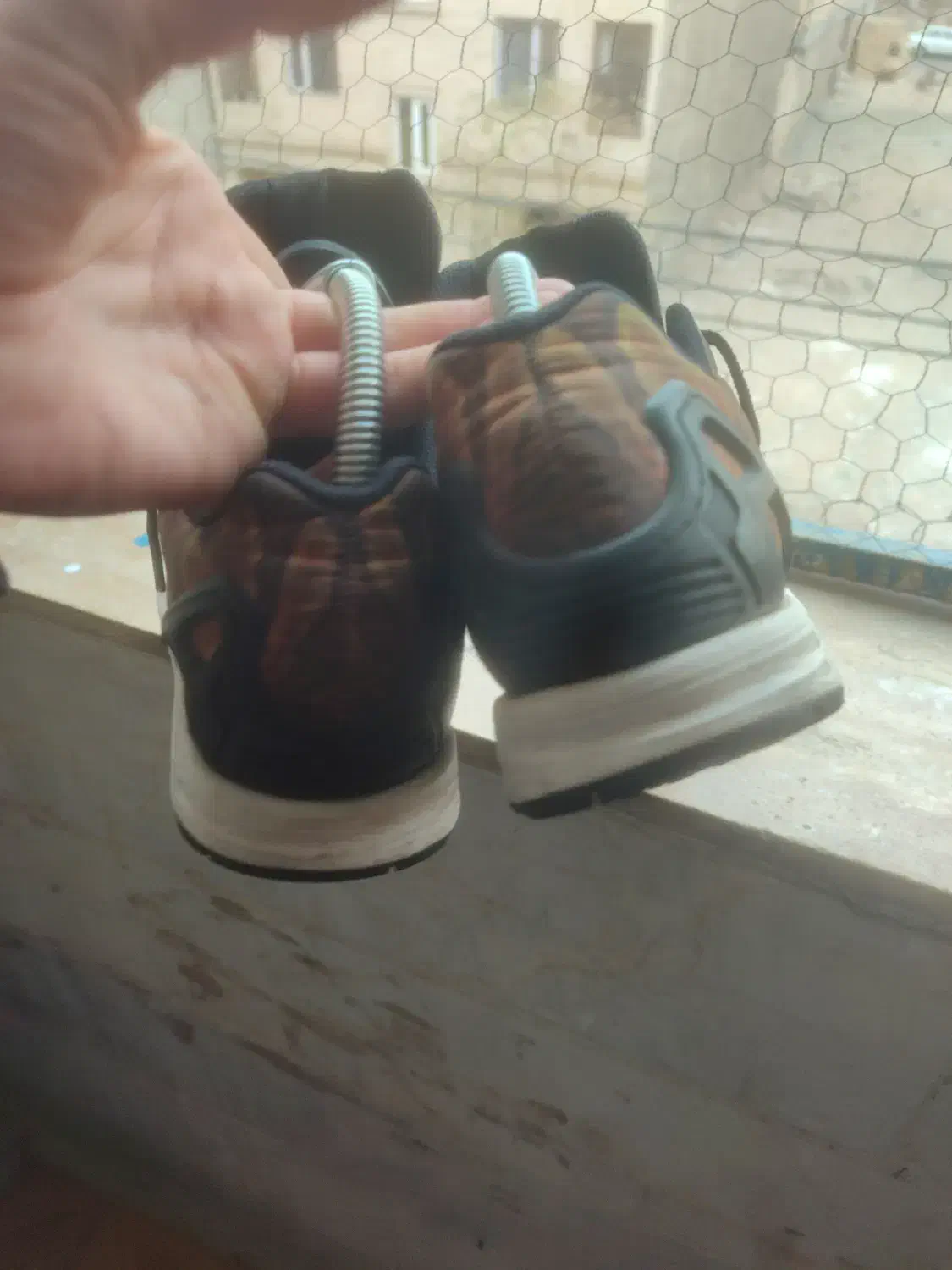 مقطوع|کیف، کفش، کمربند|رباط‌کریم, رباط‌کریم|دیوار