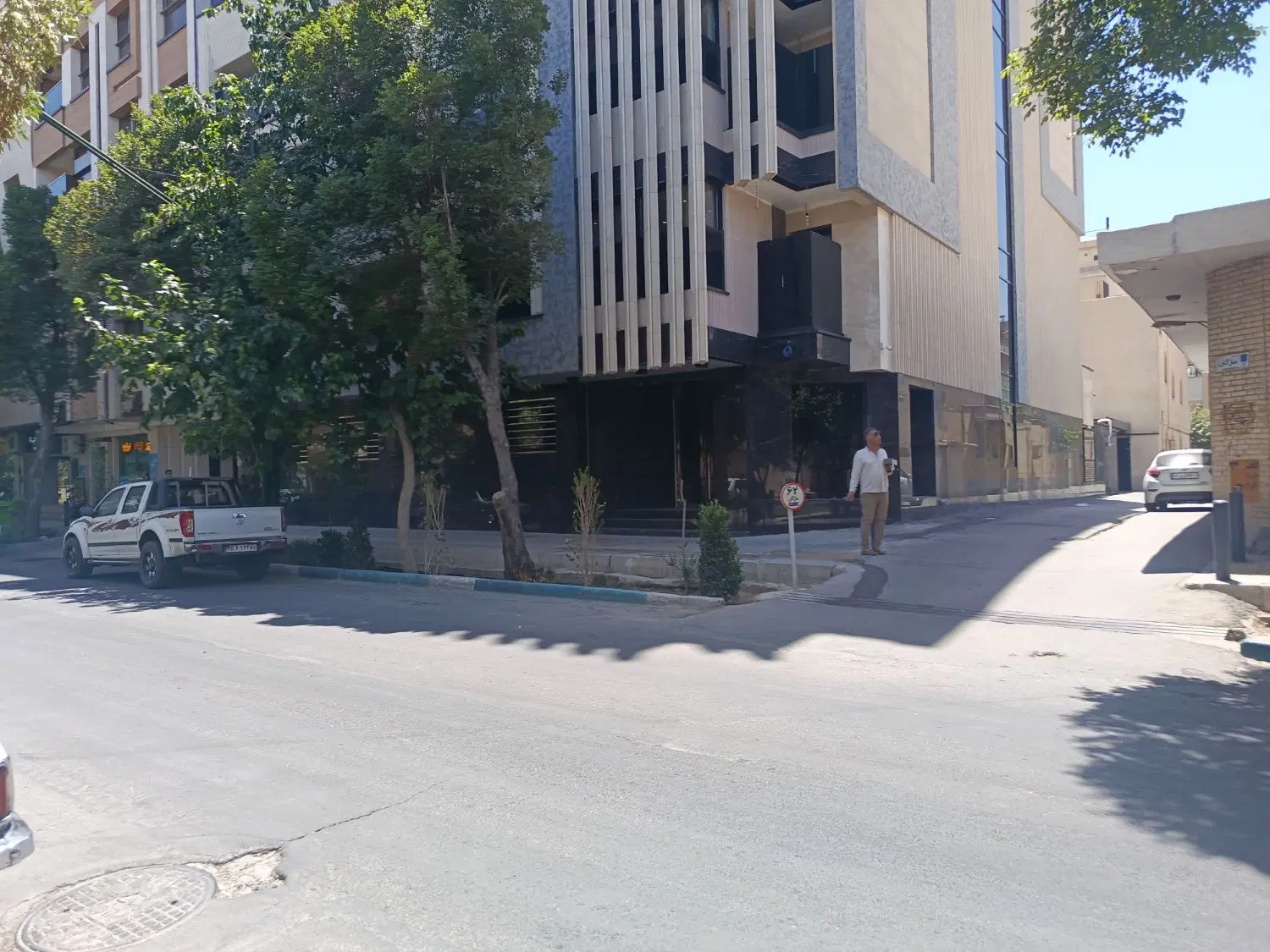 همکف ۳۰۰متری باغدریاچه با۱۰۰متر حیاط اختصاصی|فروش آپارتمان|اصفهان, باغ دریاچه|دیوار