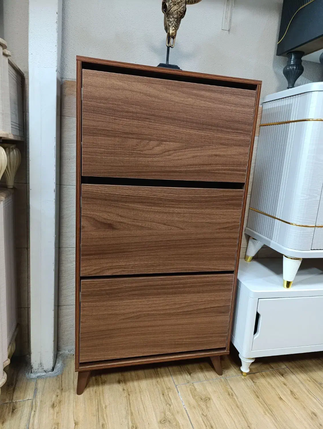 جاکفشی|جاکفشی، کمد، دراور|رشت, شهریاران|دیوار