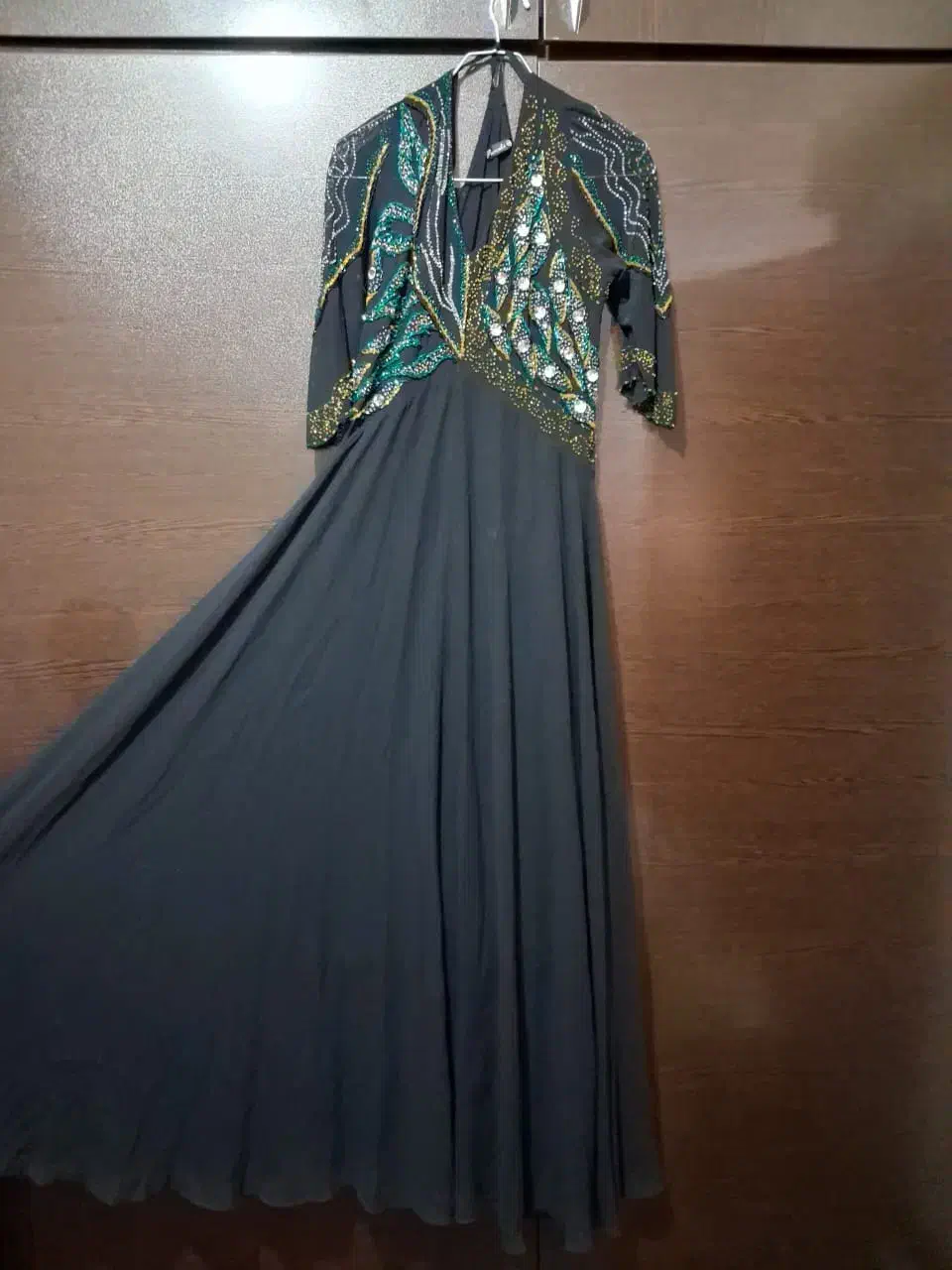 لباس جشن|لباس|شاهین‌شهر, اقبال لاهوری|دیوار